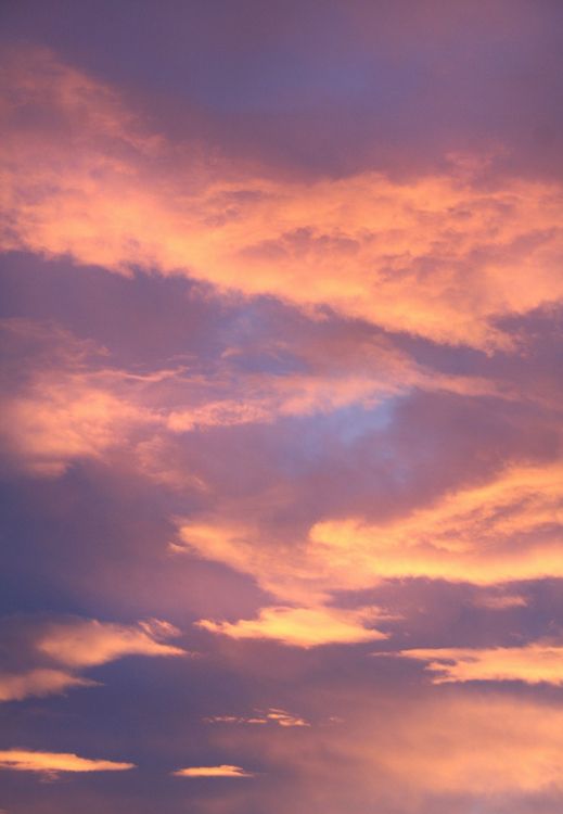 Orange Und Graue Wolken Bei Sonnenuntergang. Wallpaper in 2883x4160 Resolution