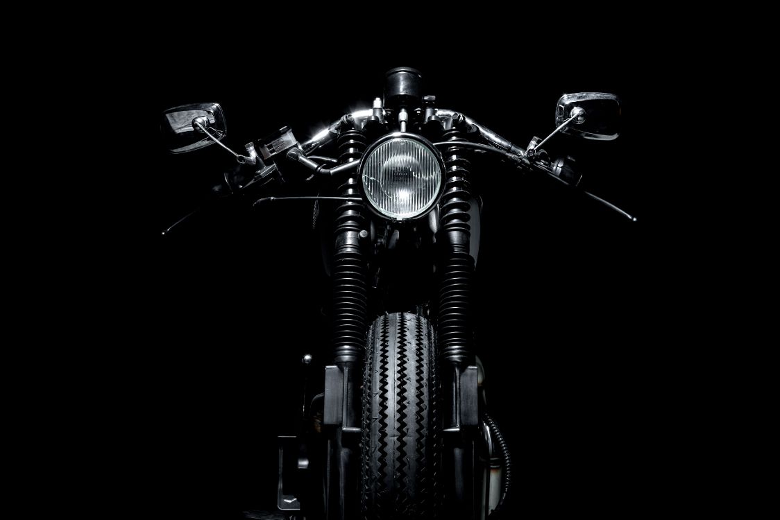 Moto Noire en Photographie en Niveaux de Gris. Wallpaper in 4669x3113 Resolution