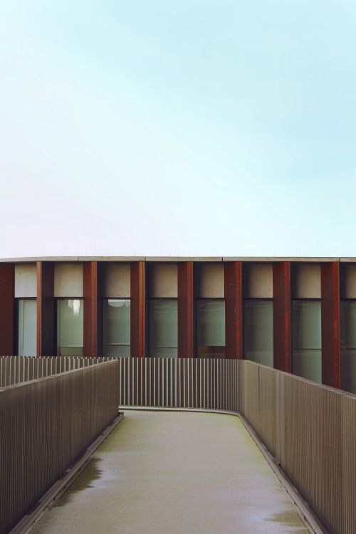 Braunes Holzgebäude Unter Weißem Himmel Tagsüber. Wallpaper in 3456x5184 Resolution