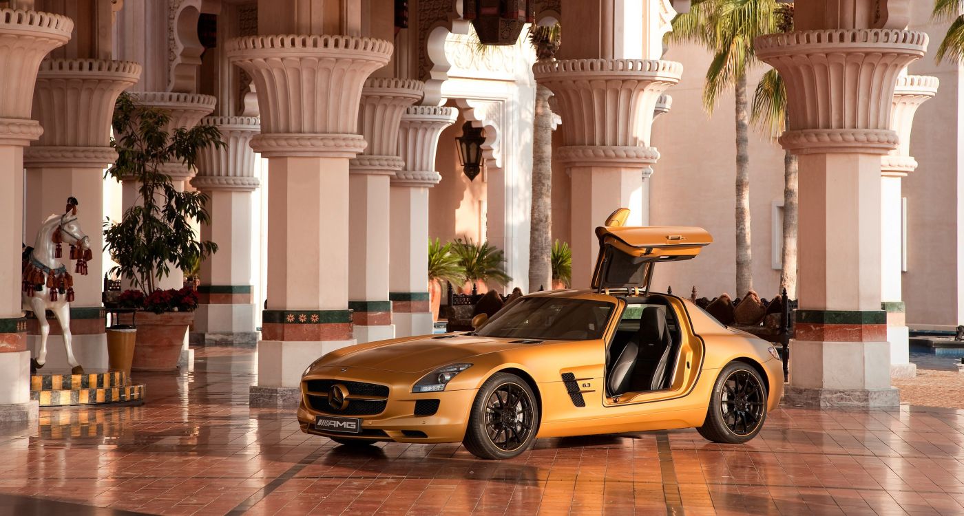 Porsche 911 Jaune Garée Près D'un Bâtiment en Béton Blanc Pendant la Journée. Wallpaper in 3000x1606 Resolution