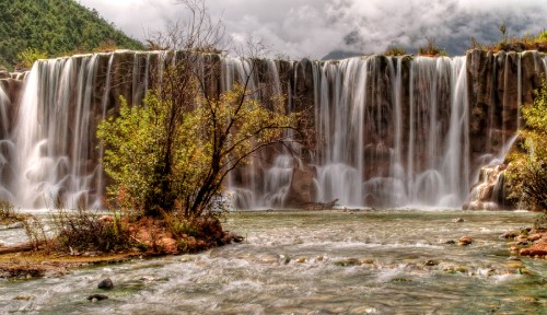 Image waterfalls in forest during daytime