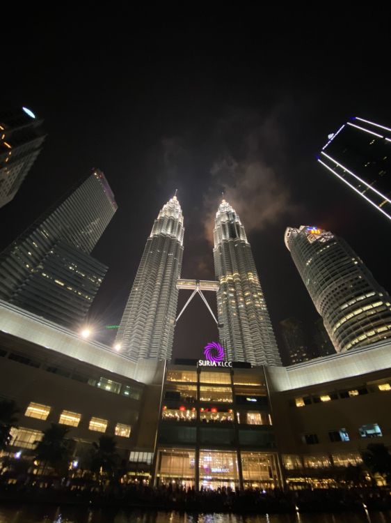 Las Torres Petronas, Kuala Lumpur, Malasia, Torre de Bloques, Urbe. Wallpaper in 1536x2048 Resolution