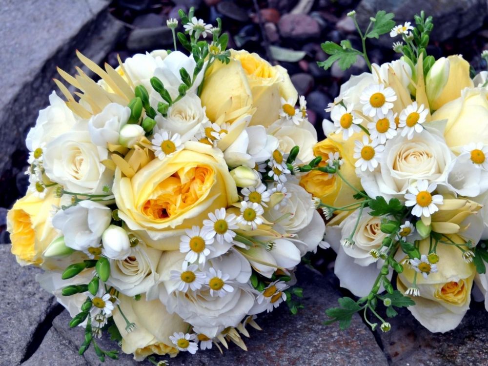 white and yellow roses bouquet