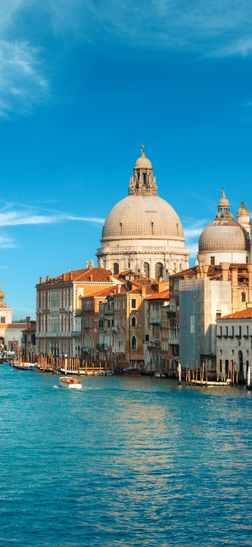 Image body of water between buildings under blue sky during daytime