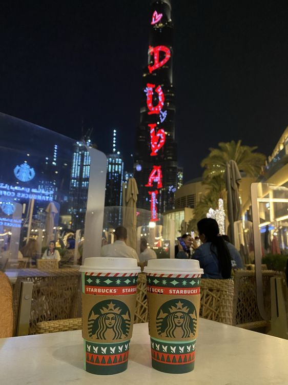 Dubai, Burj Khalifa, Starbucks Nuevo Logo 2011, Botella, Cristalería. Wallpaper in 1536x2048 Resolution