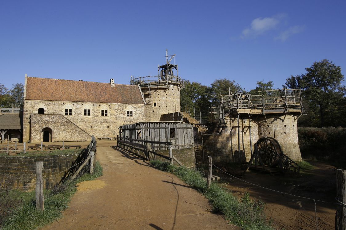 Edificio de Hormigón Marrón Bajo un Cielo Azul Durante el Día. Wallpaper in 3500x2333 Resolution