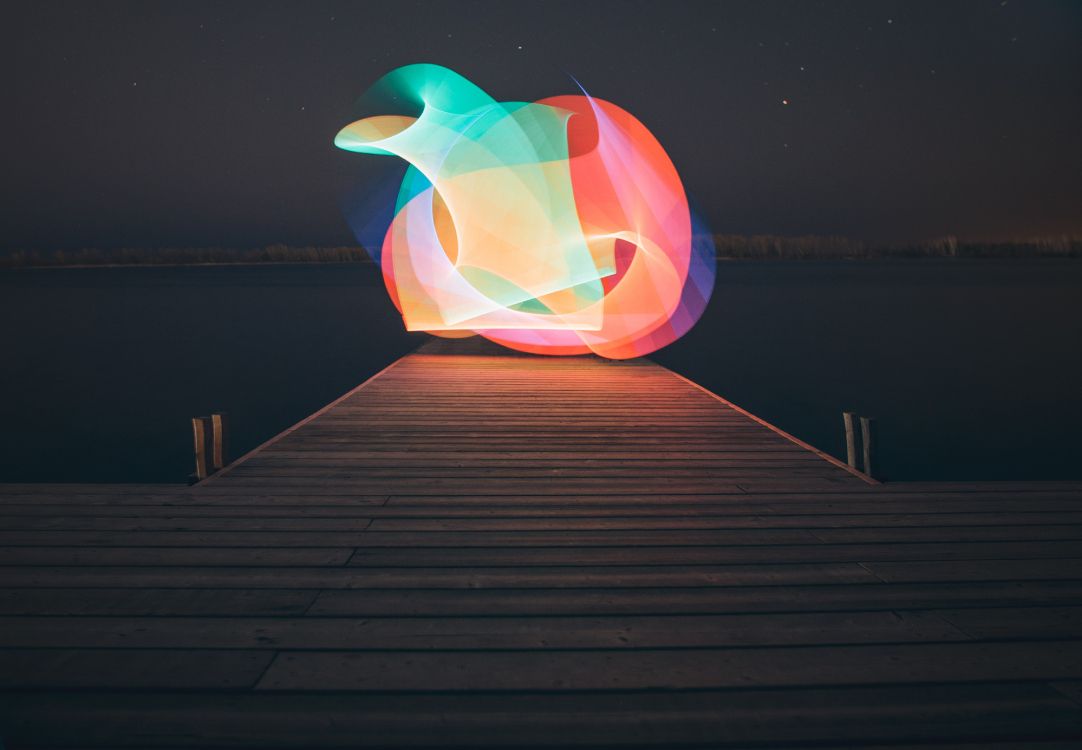 Ballon Gonflable Rose et Jaune Sur un Quai en Bois Marron Pendant la Nuit. Wallpaper in 4166x2886 Resolution