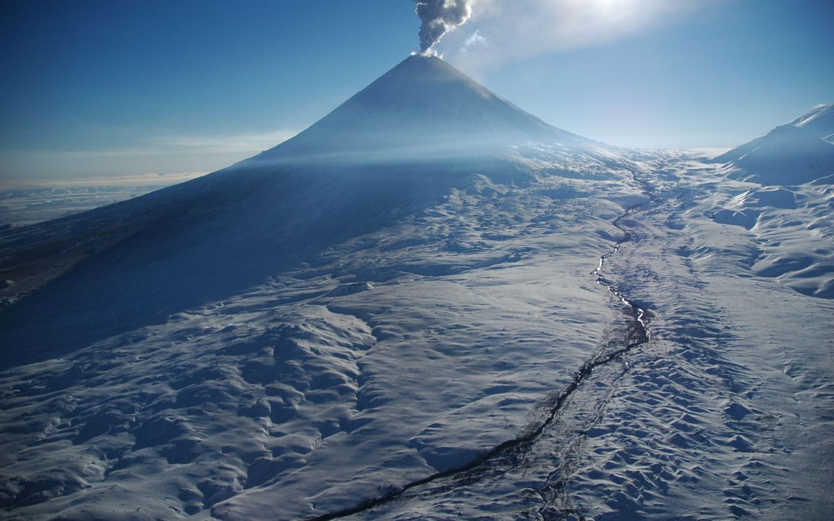 Weiße Wolken Über Schneebedeckten Bergen Tagsüber. Wallpaper in 3008x1881 Resolution