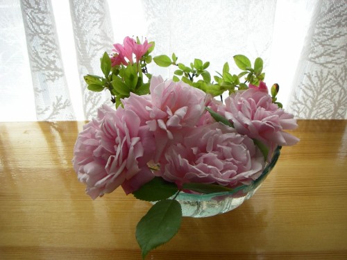 Image pink flower bouquet on brown wooden table