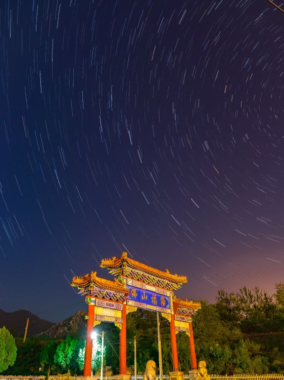 Templo Marrón Bajo un Cielo Azul Durante la Noche. Wallpaper in 3456x4608 Resolution
