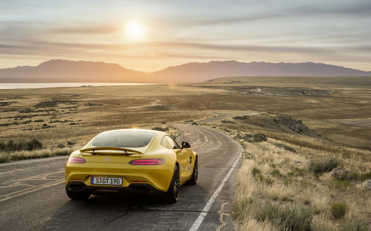 Porsche 911 Amarillo en la Carretera Durante el Día. Wallpaper in 2560x1600 Resolution