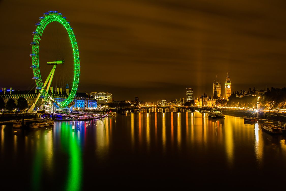 Grande Roue Près Des Bâtiments de la Ville Pendant la Nuit. Wallpaper in 2880x1920 Resolution