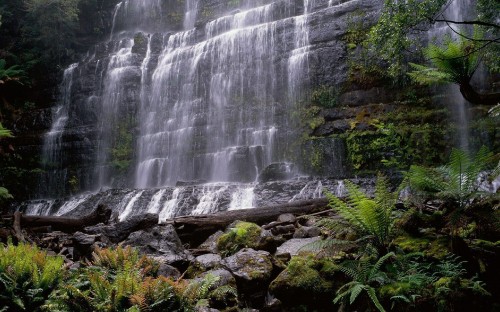 Image waterfalls in the middle of rocks