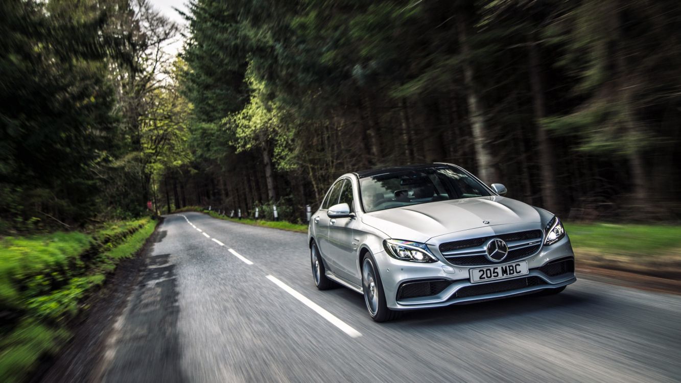 Schwarzes Mercedes Benz Coupé Tagsüber Unterwegs. Wallpaper in 2560x1440 Resolution