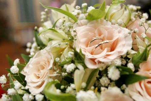 Image white roses bouquet in close up photography