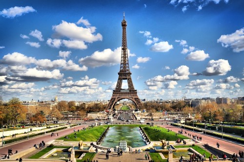 Image eiffel tower under blue sky during daytime