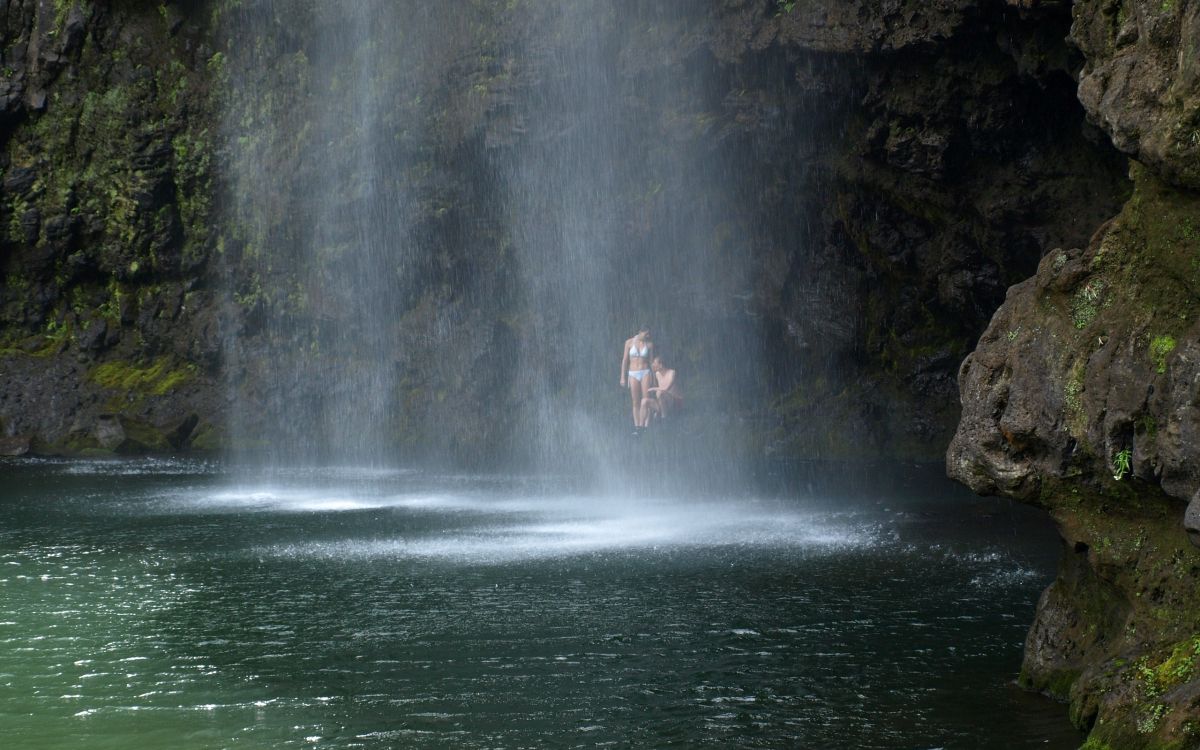 Personne Dans L'eau Tombe Pendant la Journée. Wallpaper in 2560x1600 Resolution