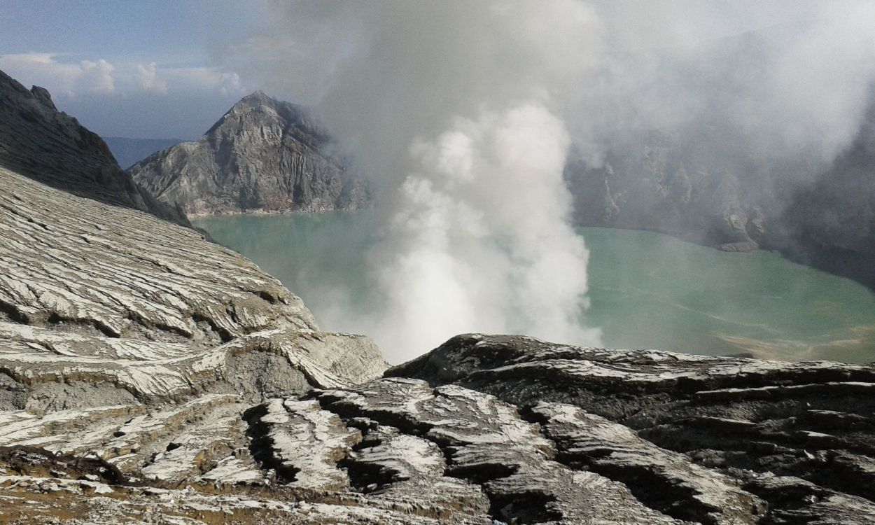 Montaña Rocosa Marrón Cerca Del Cuerpo de Agua Durante el Día. Wallpaper in 2560x1536 Resolution