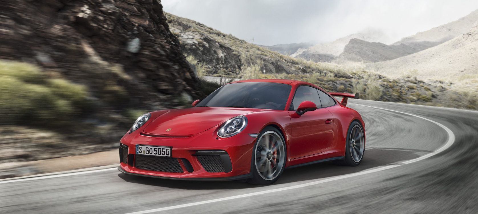 Porsche 911 Rojo en la Carretera Durante el Día. Wallpaper in 2340x1047 Resolution