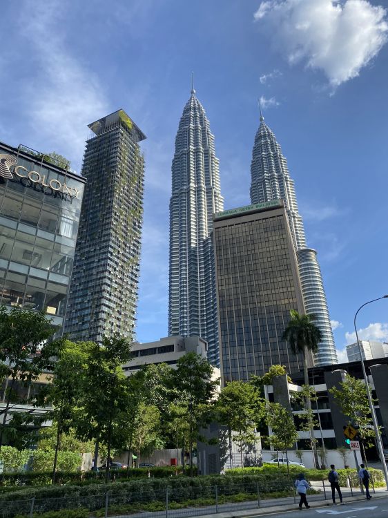 Tours Petronas, Kuala Lumpur, Malaisie, Tour de Bloc, la Journée. Wallpaper in 1536x2048 Resolution