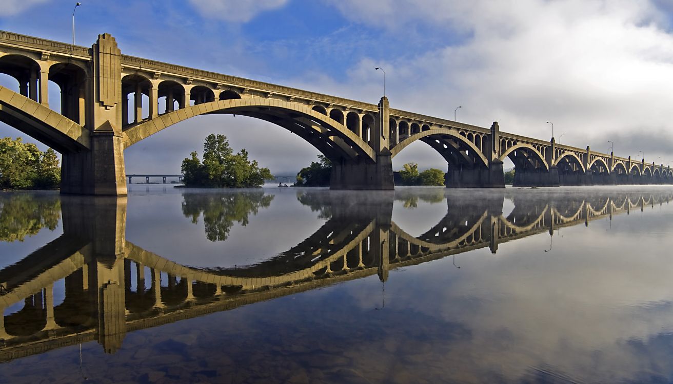 Pont en Béton Brun Sur la Rivière Sous Ciel Bleu Pendant la Journée. Wallpaper in 2560x1463 Resolution