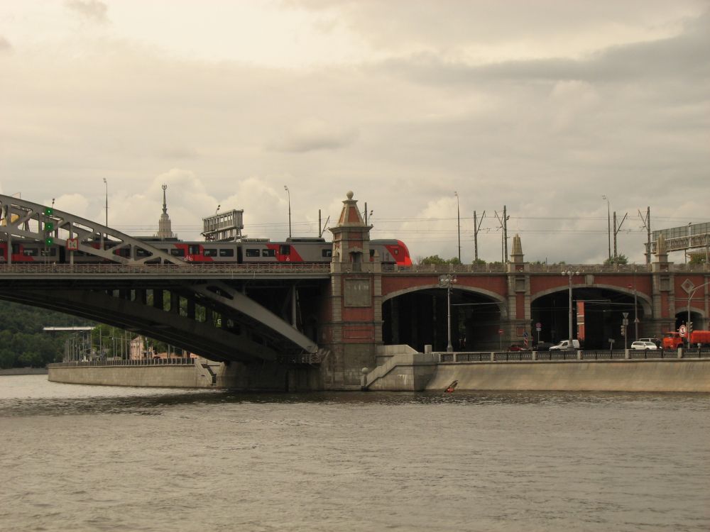 Puente de Hormigón Gris Bajo un Cielo Blanco Durante el Día. Wallpaper in 2816x2112 Resolution