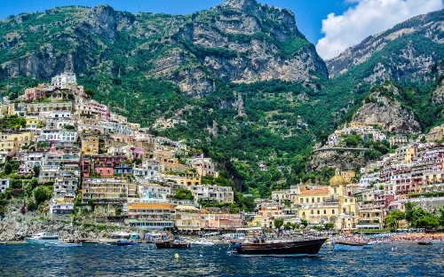 Image houses on mountain beside body of water during daytime