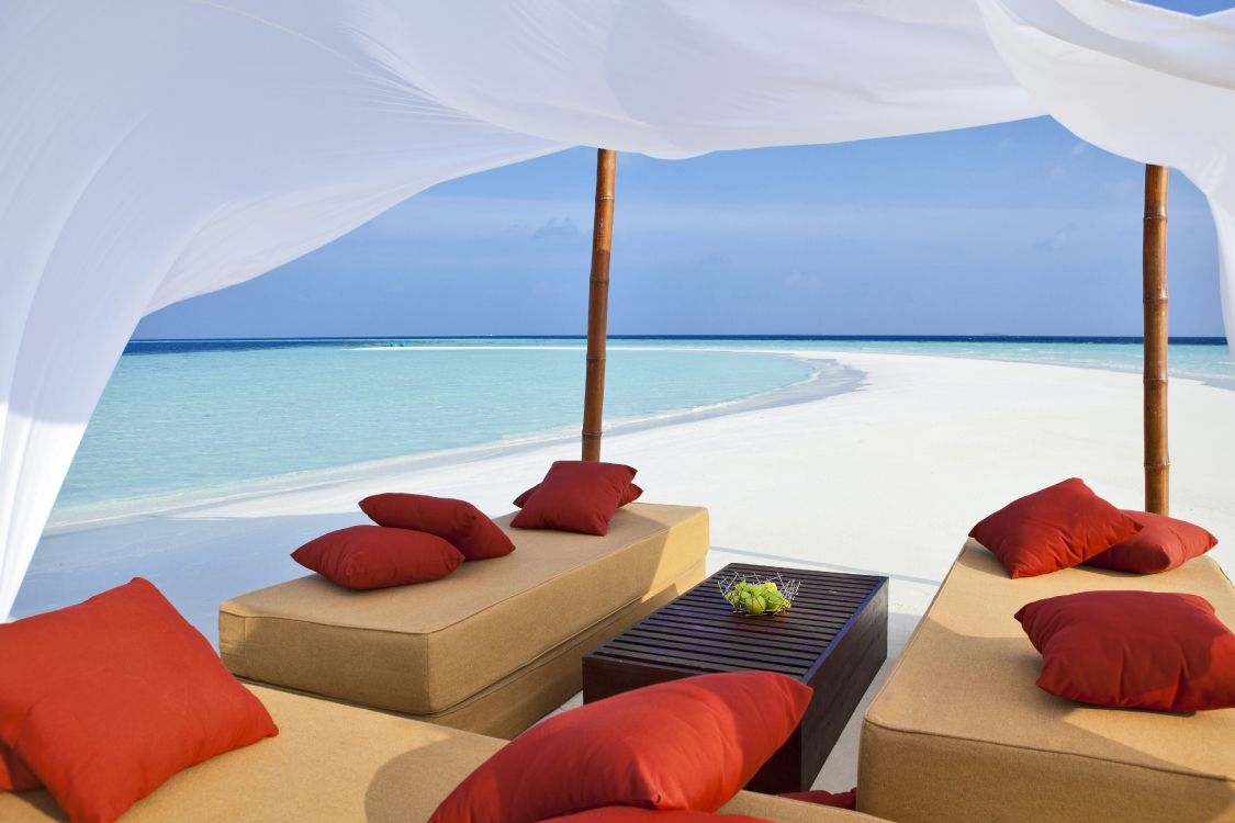 Cojín Rojo en el Sofá Marrón. Wallpaper in 4800x3200 Resolution