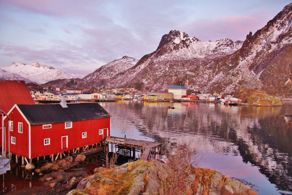 Casa Roja y Blanca Cerca Del Lago y la Montaña. Wallpaper in 2592x1728 Resolution