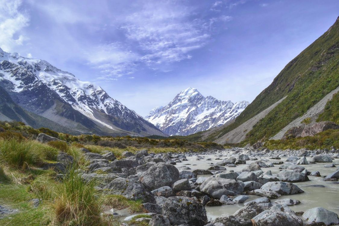 Felsiger Berg Unter Blauem Himmel Tagsüber. Wallpaper in 2048x1365 Resolution