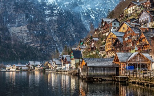 Image houses near body of water and mountain during daytime