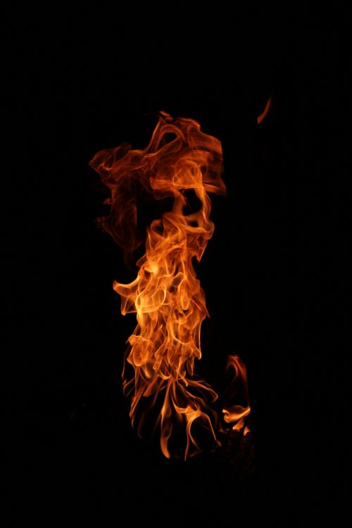 Fuego Naranja en Fondo Negro. Wallpaper in 2592x3888 Resolution