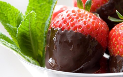 Image strawberry fruit on white ceramic plate