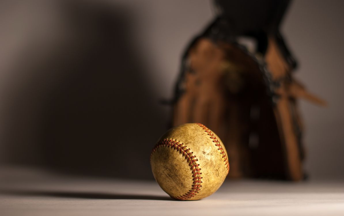 Baseball Marron Sur Une Table en Bois Marron. Wallpaper in 3869x2430 Resolution