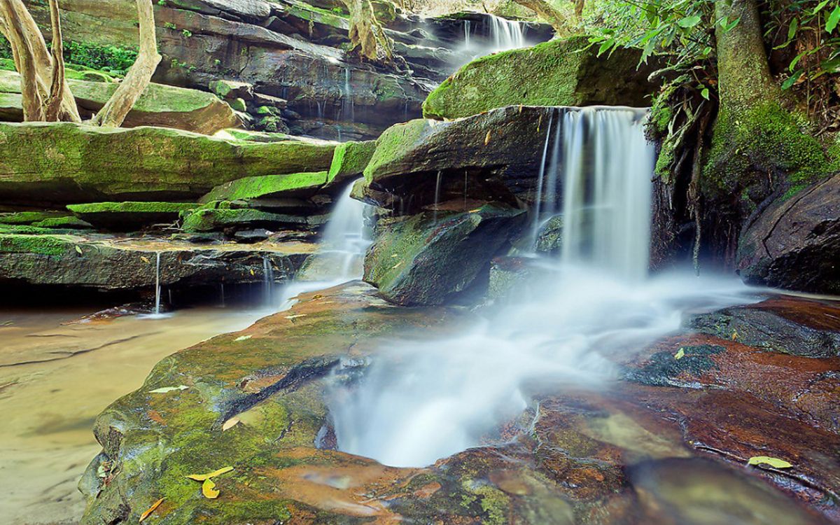 L'eau Tombe Sur la Montagne Rocheuse Brune. Wallpaper in 2880x1800 Resolution