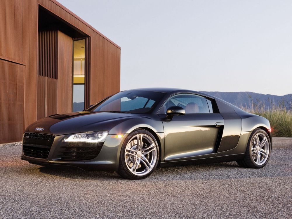 Porsche 911 Negro Estacionado Sobre Pavimento Gris. Wallpaper in 2048x1536 Resolution