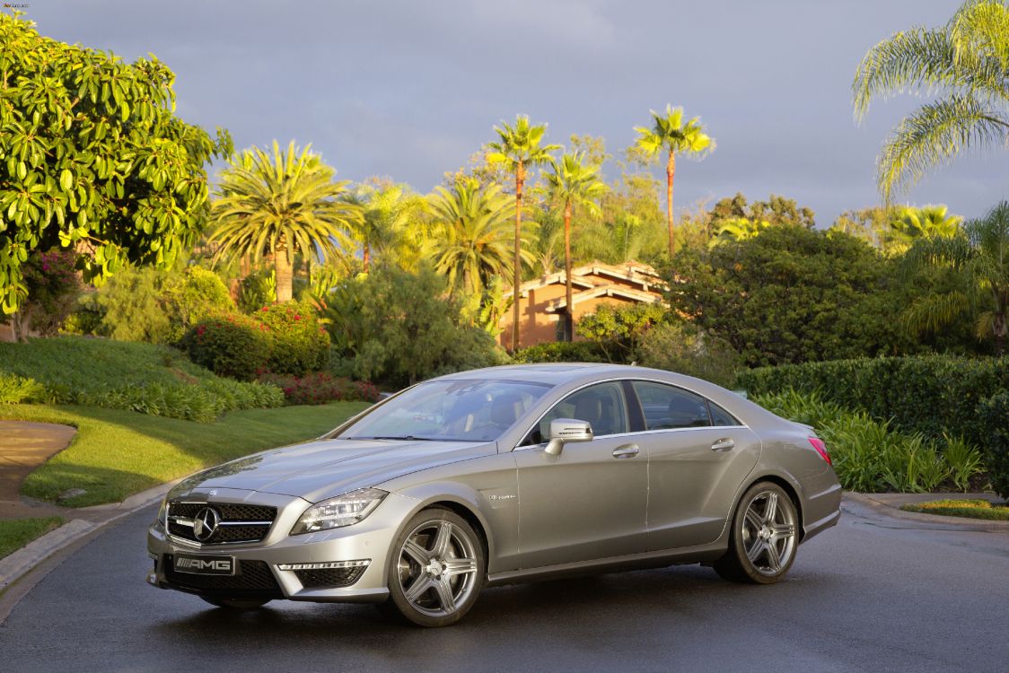 Gray Mercedes Benz Coupe on Road During Daytime. Wallpaper in 4096x2731 Resolution