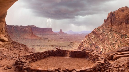 Image brown rocky mountain under cloudy sky during daytime