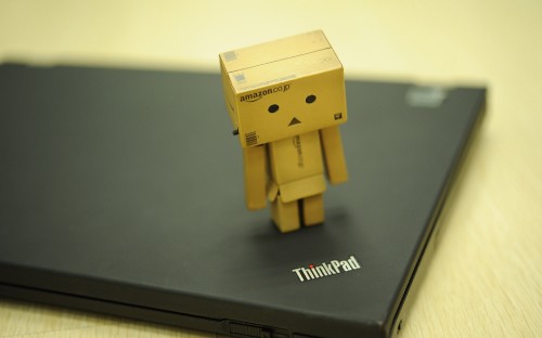 Image brown cardboard box on black lenovo thinkpad