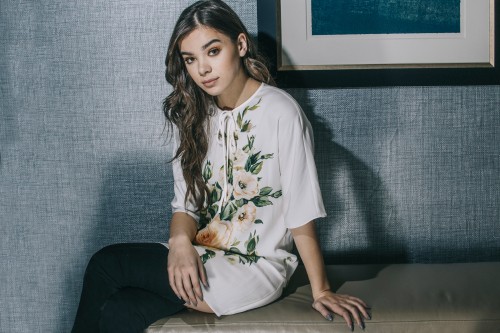 Image Hailee Steinfeld, clothing, sitting, beauty, skin