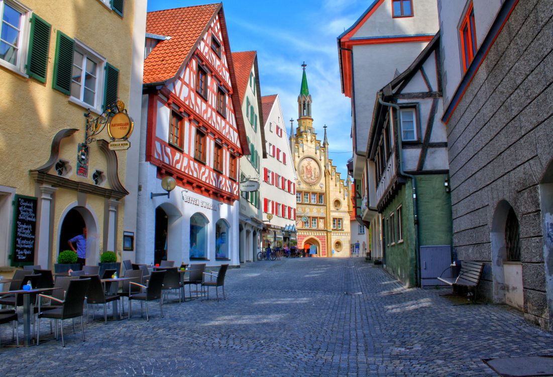 Edificio de Hormigón Marrón y Blanco Bajo un Cielo Azul Durante el Día. Wallpaper in 2600x1770 Resolution