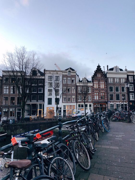 Fahrräder, Die Tagsüber Neben Dem Betongebäude Geparkt Sind. Wallpaper in 3024x4032 Resolution