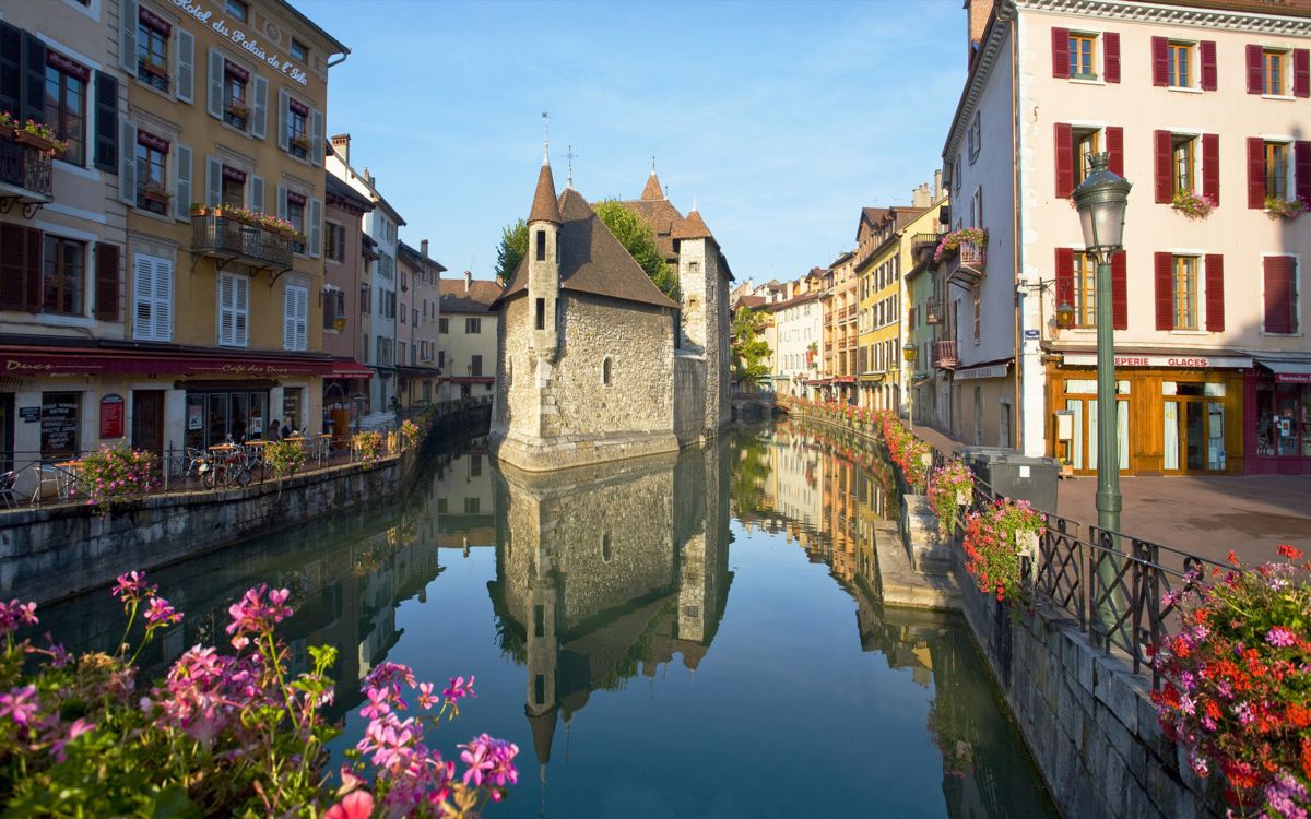 Bâtiment en Béton Brun et Blanc à Côté de la Rivière Pendant la Journée. Wallpaper in 2560x1600 Resolution