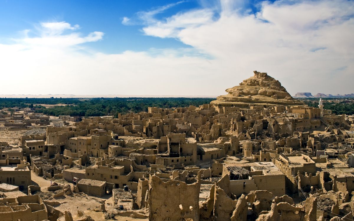 Formación de Roca Marrón Cerca Del Cuerpo de Agua Durante el Día.. Wallpaper in 2880x1800 Resolution