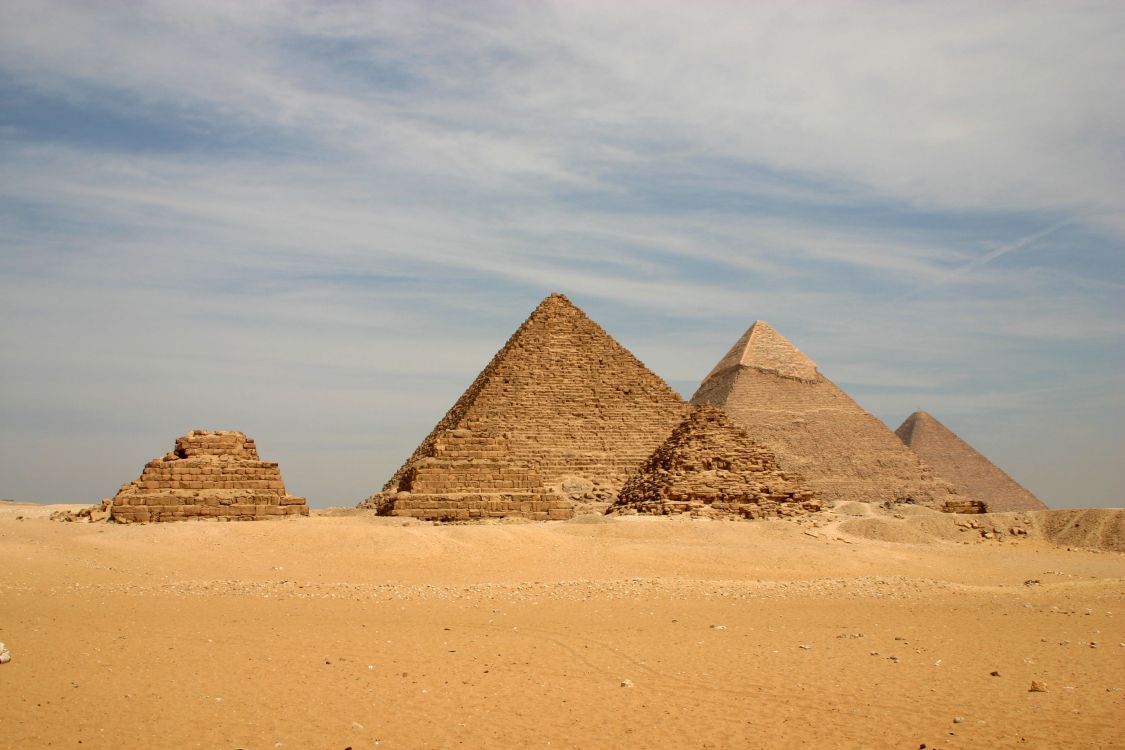 Pirámide de Giza en el Desierto Durante el Día. Wallpaper in 3072x2048 Resolution