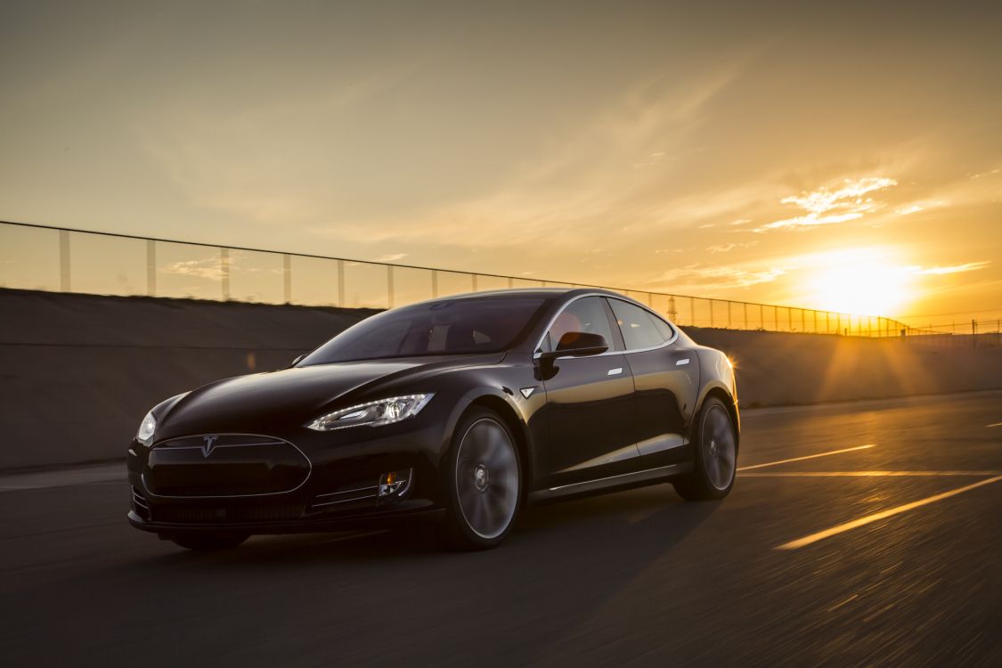 Coupé Bmw m 3 Noir Sur Route. Wallpaper in 2040x1360 Resolution