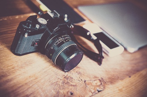 Image black nikon dslr camera on brown wooden table