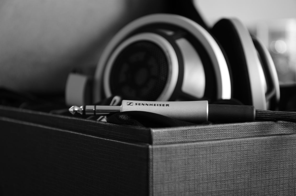 Black and White Headphones on Brown Box. Wallpaper in 4928x3264 Resolution