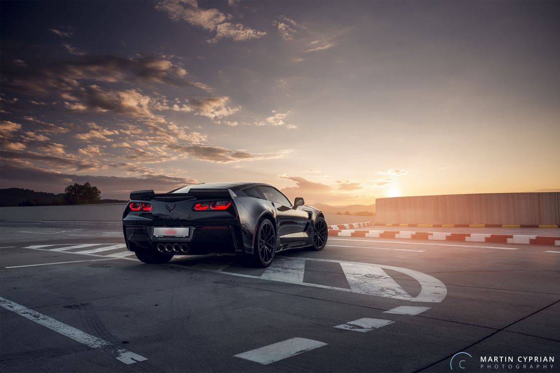 Porsche 911 Noire Sur Route Pendant le Coucher du Soleil. Wallpaper in 2048x1365 Resolution