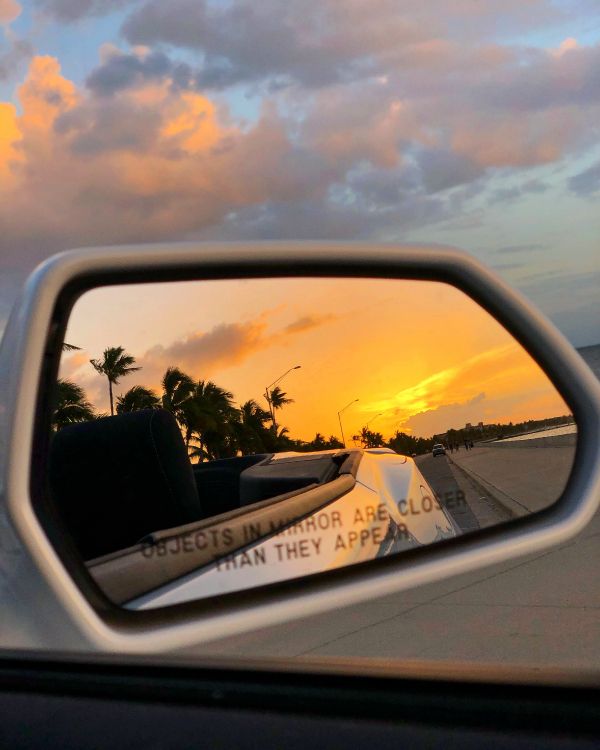 Espejo Lateral de Coche Mostrando Coche Blanco en la Carretera Durante la Puesta de Sol. Wallpaper in 3024x3780 Resolution